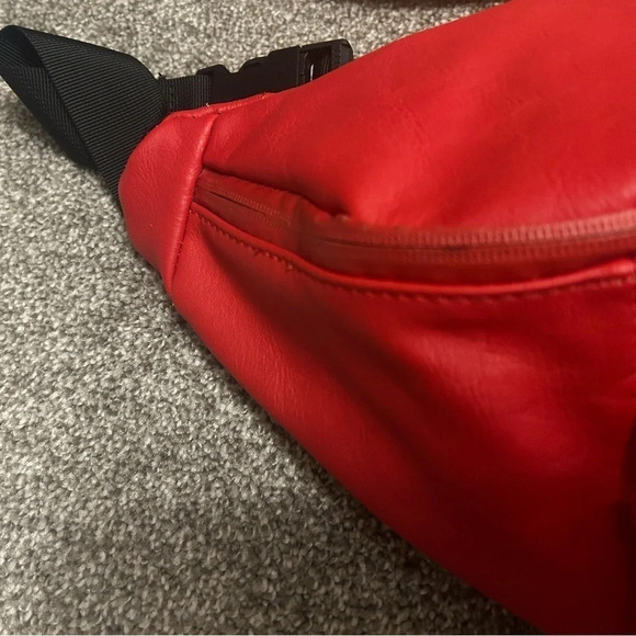 Giant urban outfitters fanny in fair condition couple of issues  photographed - Picture 7 of 10